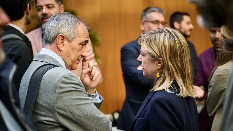 El consejero de Cohesión Territorial Oscar Chivite junto a la consejera de Interior Amparo López minutos antes de comenzar el pleno del Parlamento. PABLO LASAOSA
