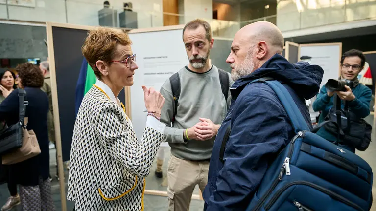 La presidenta María Chivite junto al consejero de Economía y Hacienda José Luis Arasti minutos antes de comenzar el pleno del Parlamento. PABLO LASAOSA