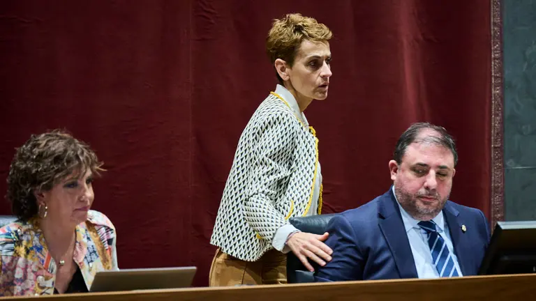 María Chivite junto a Unai Hualde durante el pleno del Parlamento. PABLO LASAOSA