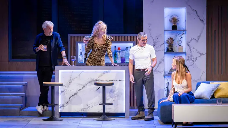 Fotografía de escena de `Inmaduros´ con Carlos Sobera, Ángel Pardo, Elisa Matilla, Lara Dibildos, Silvia Vacas y Arianna Aragón.  TEATRO GAYARRE