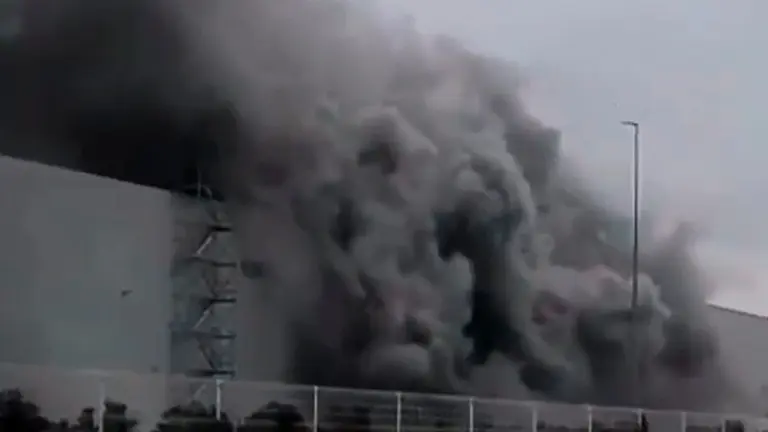 Fotograma de un vídeo del incendio en el Grupo Virto en Funces. CEDIDA