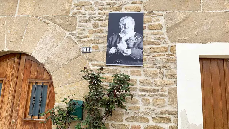 Fotografías de mujeres mayores en las fachadas de las casas en la localidad navarra de Artazu. Navarra.com