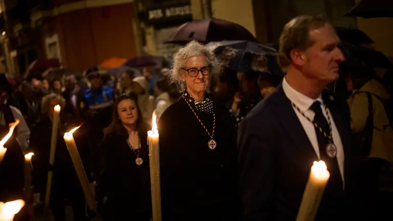 Traslado de la Virgen Dolorosa desde la iglesia de San Lorenzo hasta la Catedral de Pamplona portada por los cofrades de la Hermandad de la Paz y la Caridad durante la Semana Santa 2025. PABLO LASAOSA