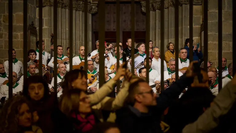 Traslado de la Virgen Dolorosa desde la iglesia de San Lorenzo hasta la Catedral de Pamplona portada por los cofrades de la Hermandad de la Paz y la Caridad durante la Semana Santa 2025. PABLO LASAOSA