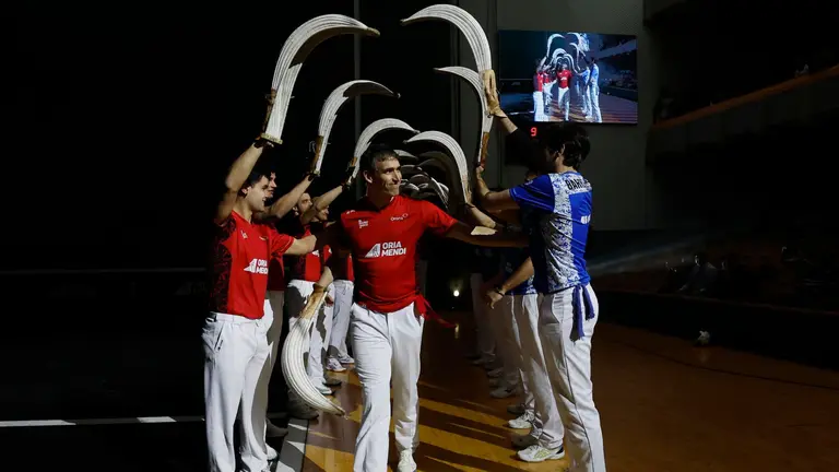 El remontista navarro javier Urriza ha sido homenajeado en la tarde de este viernes en el frontón Labrit de Pamplona, una de las figuras más icónicas de este deporte, que anunció su retirada profesional el pasado 27 de enero de 2025. EFE/ Jesús Diges