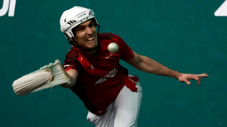 El remontista navarro javier Urriza ha sido homenajeado en la tarde de este viernes en el front&oacute;n Labrit de Pamplona, una de las figuras m&aacute;s ic&oacute;nicas de este deporte, que anunci&oacute; su retirada profesional el pasado 27 de enero de 2025. EFE/ Jes&uacute;s Diges