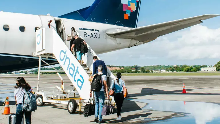 Pasajeros embarcando en un avión. LUKAS SOUZA / UNSPLASH