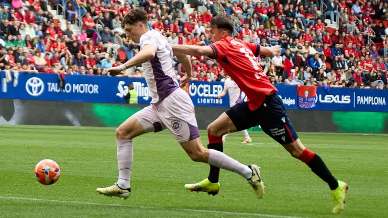 Ladislav Krejcí (18. Girona FC) y Ante Budimir (17. CA Osasuna) durante el partido de La Liga EA Sports entre CA Osasuna y Girona FC disputado en el estadio de El Sadar en Pamplona. IÑIGO ALZUGARAY