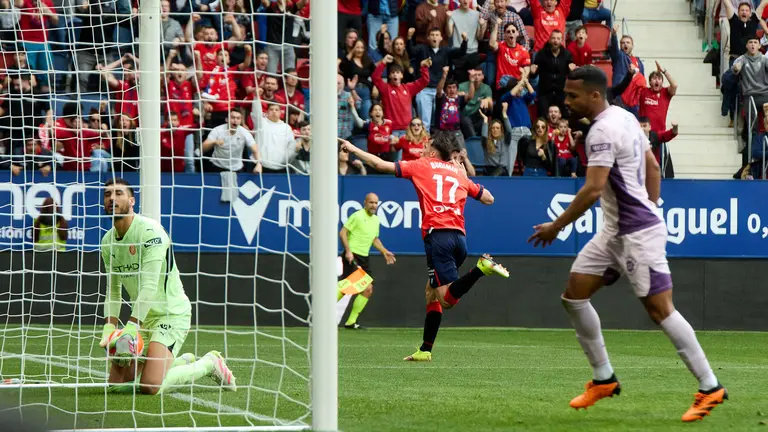 Los jugadores de Osasuna celebran el gol de Ante Budimir (1-0) durante el partido de La Liga EA Sports entre CA Osasuna y Girona FC disputado en el estadio de El Sadar en Pamplona. IÑIGO ALZUGARAY