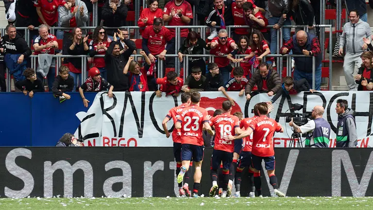 Los jugadores de Osasuna celebran el gol de Pablo Ibáñez (2-0) durante el partido de La Liga EA Sports entre CA Osasuna y Girona FC disputado en el estadio de El Sadar en Pamplona. IÑIGO ALZUGARAY