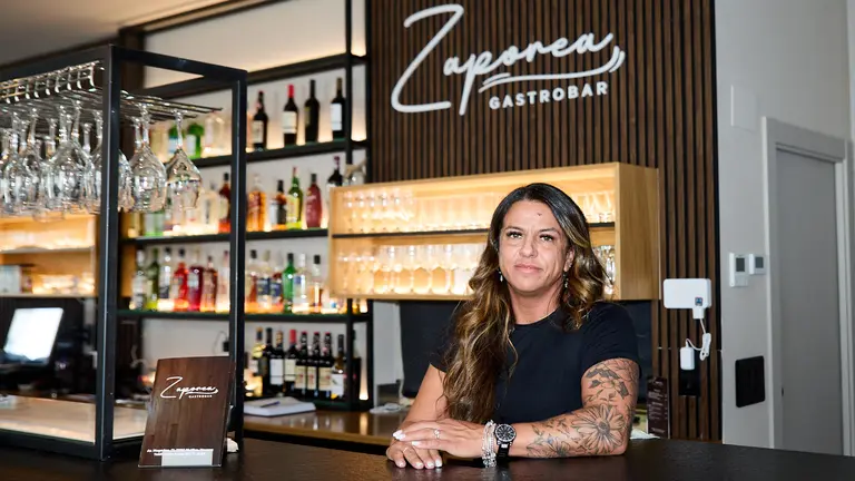 Alessandra Santos, del gastrobar Zaporea, en la avenida Mugartea 21 de Mutilva. IÑIGO ALZUGARAY