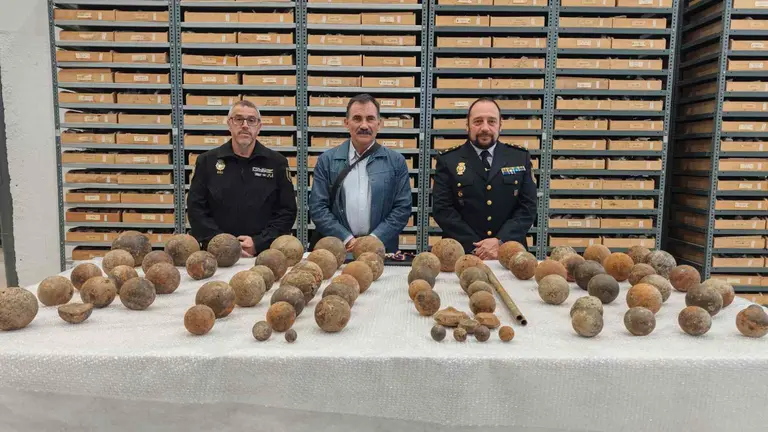 Las balas de cañón entregadas al servicio de patrimonio del Gobierno de Navarra. POLICÍA NACIONAL