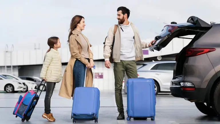 Una familia se prepara para ir de viaje. CEDIDA