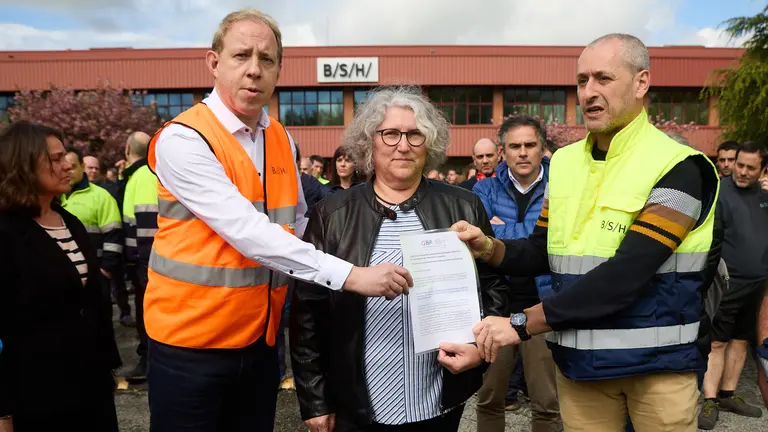 Concentración de los trabajadores y el comité de empresa ante la fábrica de BSH, junto con la presidenta y el secretario del comité europeo de la compañía alemana. IÑIGO ALZUGARAY