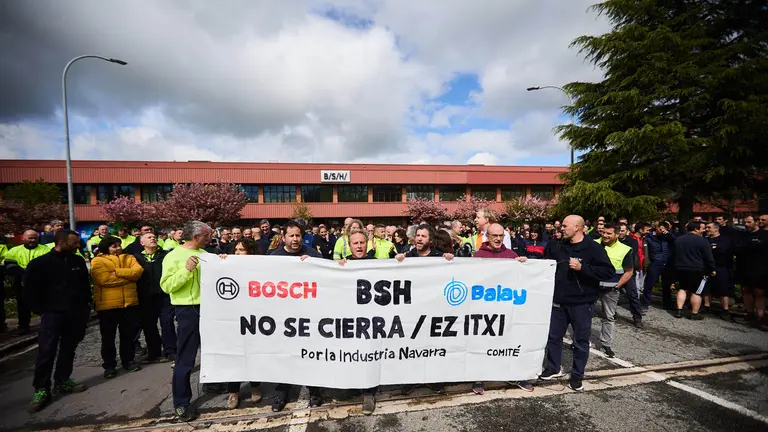 Concentración de los trabajadores y el comité de empresa ante la fábrica de BSH, junto con la presidenta y el secretario del comité europeo de la compañía alemana. IÑIGO ALZUGARAY