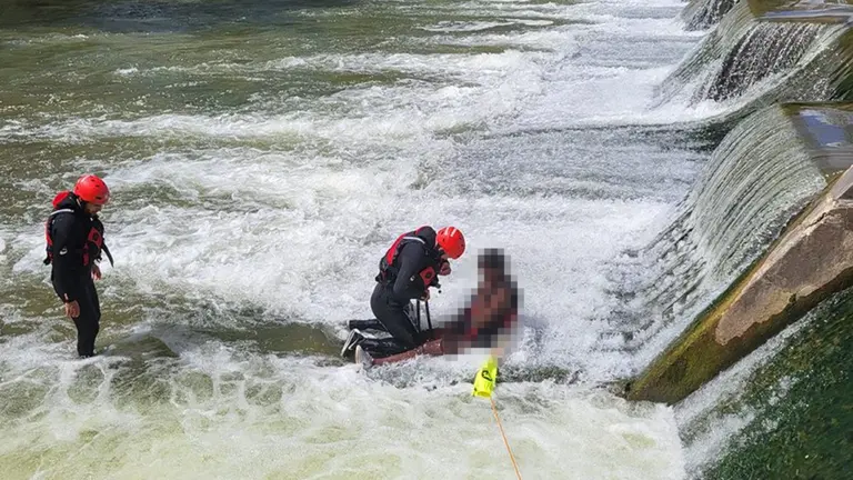 Imagen del momento en el que los bomberos rescatan a una niña que había caído al río Arga en Pamplona. BOMBEROS DE NAVARRA
