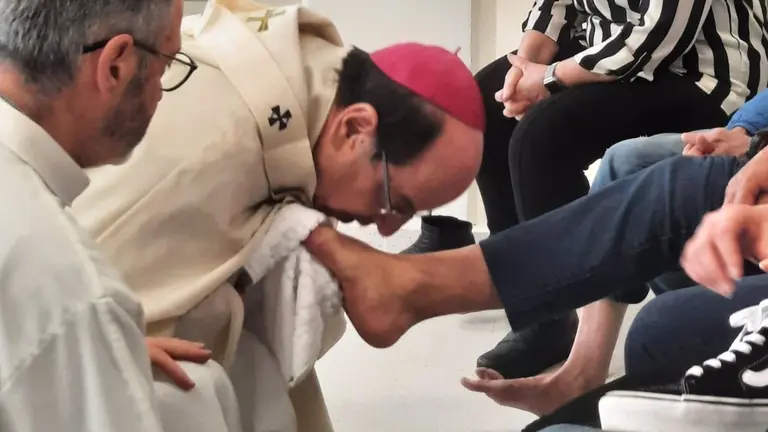 El arzobispo de Pamplona, Florencio Roselló, lava los pies a trece internos en la celebración de Jueves Santo en el centro penitenciario. ARZOBISPADO DE PAMPLONA.