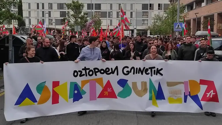 Manifestación de Ernai en Berriozar con el lema 'Oztopen gainetik, askatasunera' (Por encima de los obstáculos, hacia la libertad). EUROPA PRESS