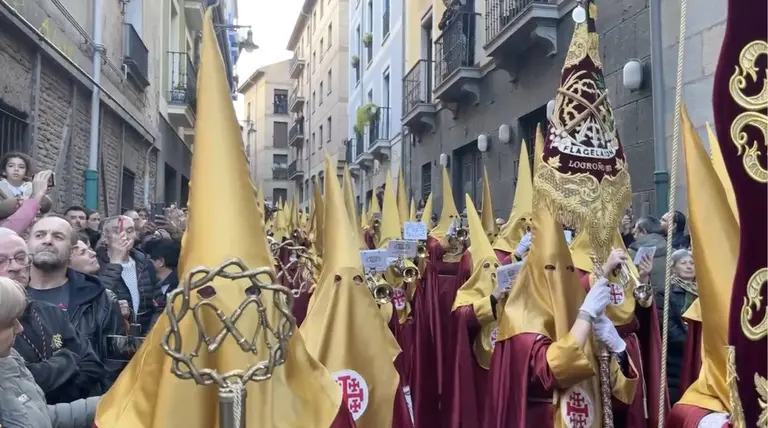 Momento de la procesión en el que ha sonado el himno de España. CEDIDA