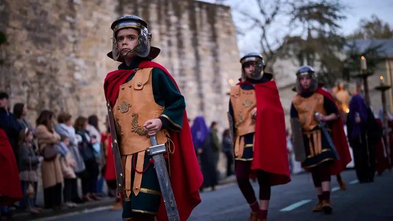 Procesión de Jueves Santo en Pamplona con la presencia de la banda de la Flagelación de Logroño y el arzobispo, Florencio Roselló durante la Semana Santa de 2025. PABLO LASAOSA