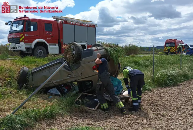 Imagen del accidente en Peralta. BOMBEROS DE NAVARRA