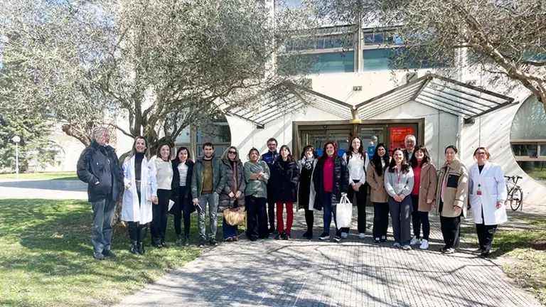 Integrantes del proyecto Biogreenfood posan en el edificio de los Olivos del campus de Arrosadia antes de la cata. CEDIDA