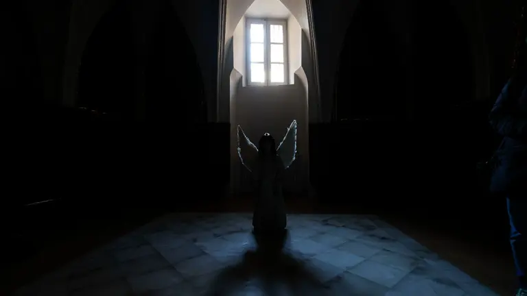 La niña India Moleón, de 7 años, protagoniza la Bajada del Ángel 2025 en Tudela. EFE / VILLAR LÓPEZ