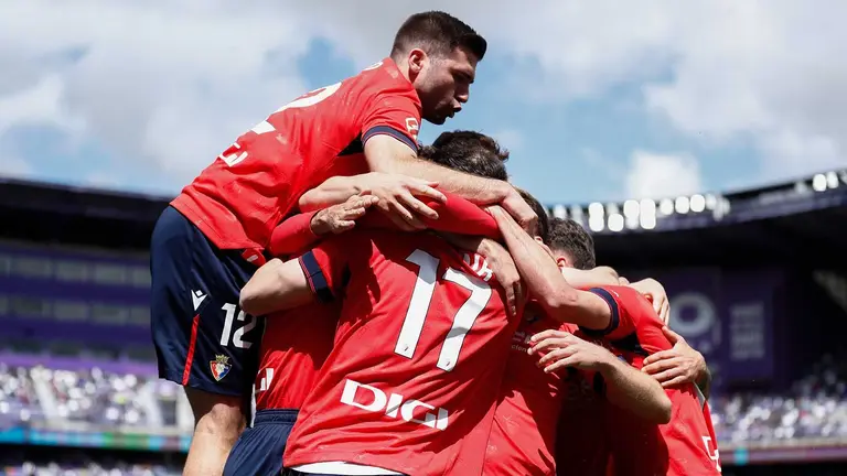 Los jugadores rojillos celebran la victoria obtenida este domingo en Valladolid. CA Osasuna.