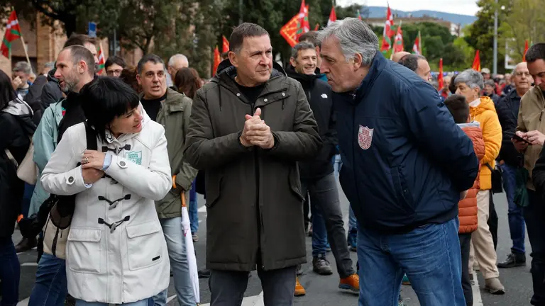 El alcalde de Pamplona, Joseba Asiron (d), el secretario general de EH Bildu, Arnaldo Otegi, junto a Laura Aznal (2i) durante una manifestación que ha tenido lugar este domingo en Pamplona con motivo de la celebración del Aberri Eguna (día de la patria vasca) en Pamplona. EFE/Villar López