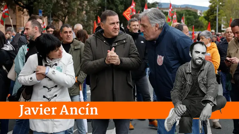 El alcalde de Pamplona, Joseba Asiron (d), el secretario general de EH Bildu, Arnaldo Otegi, junto a Laura Aznal (2i) durante una manifestación que ha tenido lugar este domingo en Pamplona con motivo de la celebración del Aberri Eguna (día de la patria vasca) en Pamplona. EFE/Villar López