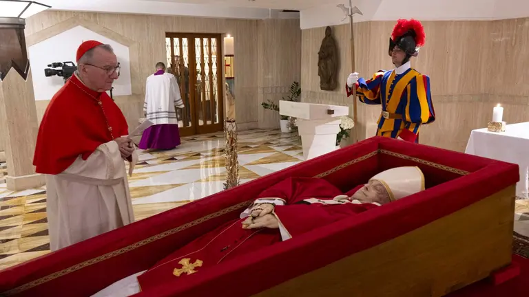 El papa Francisco en la capilla ardiente de la residencia Santa Marta de El Vaticano. EUROPA PRESS