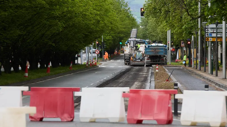 Obras de asfaltado en la avenida de Pío XII de Pamplona. IÑIGO ALZUGARAY