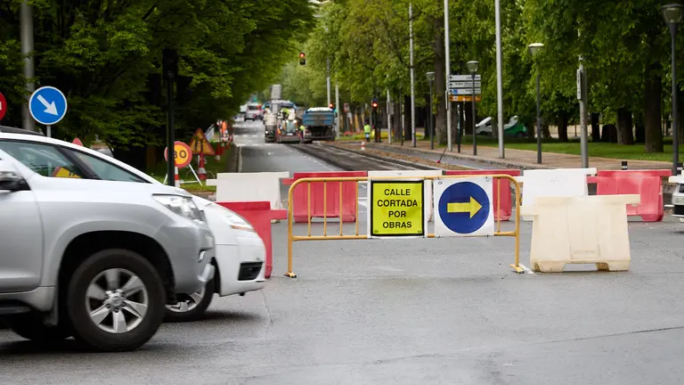 Obras de asfaltado en la avenida de Pío XII de Pamplona. IÑIGO ALZUGARAY