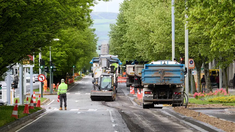 Obras de asfaltado en la avenida de Pío XII de Pamplona. IÑIGO ALZUGARAY