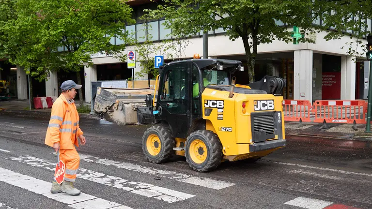 Obras de asfaltado en la avenida de Pío XII de Pamplona. IÑIGO ALZUGARAY