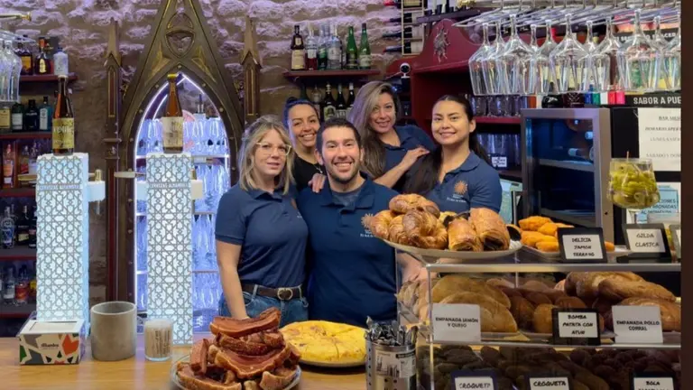 Beatriz Barañán (a la izquierda) y Carlos Lezáun, junto a las trabajadoras Ligia, vanesa y Deyalit, de El Mesón El Sol de Olite. CEDIDA