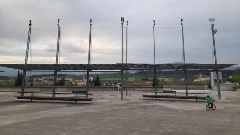 Imagen de la pérgola de Echavacoiz en la que se han instalado 10 microaerogeneradores. AYUNTAMIENTO DE PAMPLONA