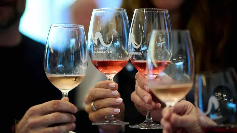 Varias personas brindan con copas de vino de Navarra. CRDO NAVARRA / ARCHIVO