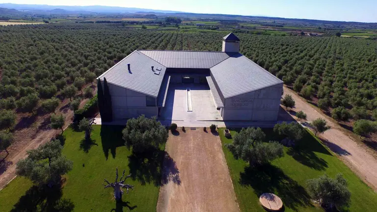 Almazara de Hacienda Queiles, donde se elabora el ABBAE, Aceite de Oliva Virgen Extra que se ha impuesto en el prestigioso certamen Mario Solinas del Consejo Oleícola Internacional. HACIENDA QUEILES