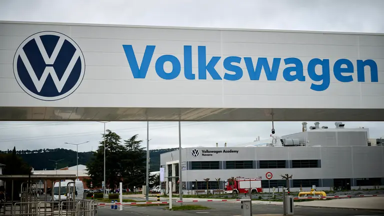 Concentración y rueda de prensa de ELA, LAB y CGT con motivo de la huelga convocada en Volkswagen Navarra para el día 28 de abril, Día mundial de salud laboral. PABLO LASAOSA