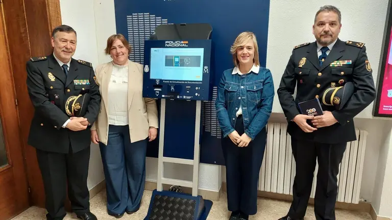 La delegada del Gobierno, Alicia Echeverría, y el jefe superior de Policía de Navarra, Manuel Jesús del Collado, visitan el nuevo Punto de Actualización de Documentación (PAD) instalado en el Ayuntamiento de Estella.  DELEGACIÓN DEL GOBIERNO EN NAVARRA