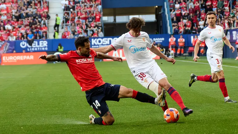 Rubén García (14. CA Osasuna), Diego Hormigo (38. Sevilla FC) y Adrià Pedrosa (3. Sevilla FC) durante el partido de La Liga EA Sports entre CA Osasuna y Sevilla FC disputado en el estadio de El Sadar en Pamplona. IÑIGO ALZUGARAY