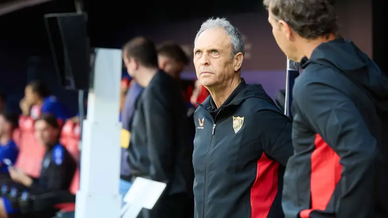 Joaquín Caparrós (entrenador Sevilla FC) durante el partido de La Liga EA Sports entre CA Osasuna y Sevilla FC disputado en el estadio de El Sadar en Pamplona. IÑIGO ALZUGARAY