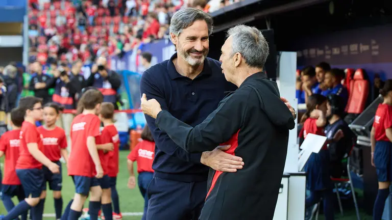Vicente Moreno (entrenador CA Osasuna) y Joaquín Caparrós (entrenador Sevilla FC) durante el partido de La Liga EA Sports entre CA Osasuna y Sevilla FC disputado en el estadio de El Sadar en Pamplona. IÑIGO ALZUGARAY