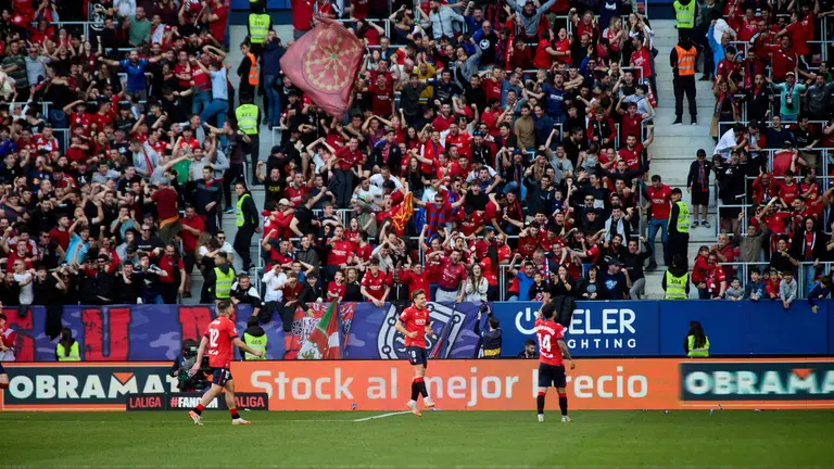 Los jugadores de Osasuna celebran el gol de Rubén García (1-0) durante el partido de La Liga EA Sports entre CA Osasuna y Sevilla FC disputado en el estadio de El Sadar en Pamplona. IÑIGO ALZUGARAY
