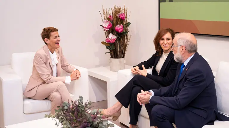 La presidenta María Chivite y el consejero Fernando Domínguez reunidos con la ministra de Sanidad, Mónica García. - GOBIERNO DE NAVARRA