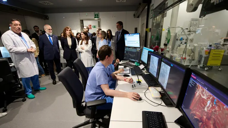 La ministra de Sanidad, Mónica García (3i), y el consejero de Salud del Gobierno de Navarra, Fernando Domínguez (2i), han visitado este viernes en Pamplona la nueva zona de cirugía menor ambulatoria de Cardiología y nuevas salas de hemodinámica y electrofisología, financiadas con Fondos INVEAT del Ministerio. EFE/Iñaki Porto