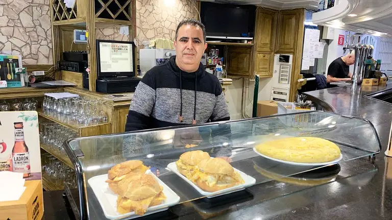Juan Fidaoi en la barra del bar restaurante Valdizarbe en Puente la Reina. Navarra.com