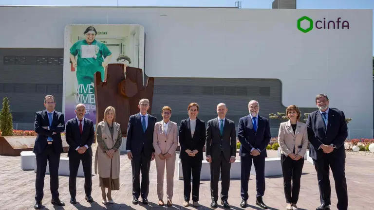 Antonio López Andrés, director General de Salud; Francisco José Aranda, director de
Market Access y Calidad de Grupo Cinfa; Alicia Echeverría, delegada del Gobierno en Navarra; Enrique Ordieres, presidente de Grupo
Cinfa; María Chivite, presidenta del Gobierno de Navarra; Mónica García, ministra de Sanidad; Marcos Pozo, director general adjunto de Grupo Cinfa; Fernando Domínguez, consejero de Salud; Alicia López,
directora médica de Grupo Cinfa; y Alfredo Martínez, director gerente del Servicio Navarro de Salud. CINFA