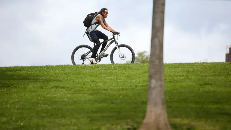 D&iacute;a de viento y paraguas con tiempo gris y chubascos en Pamplona. I&Ntilde;IGO ALZUGARAY